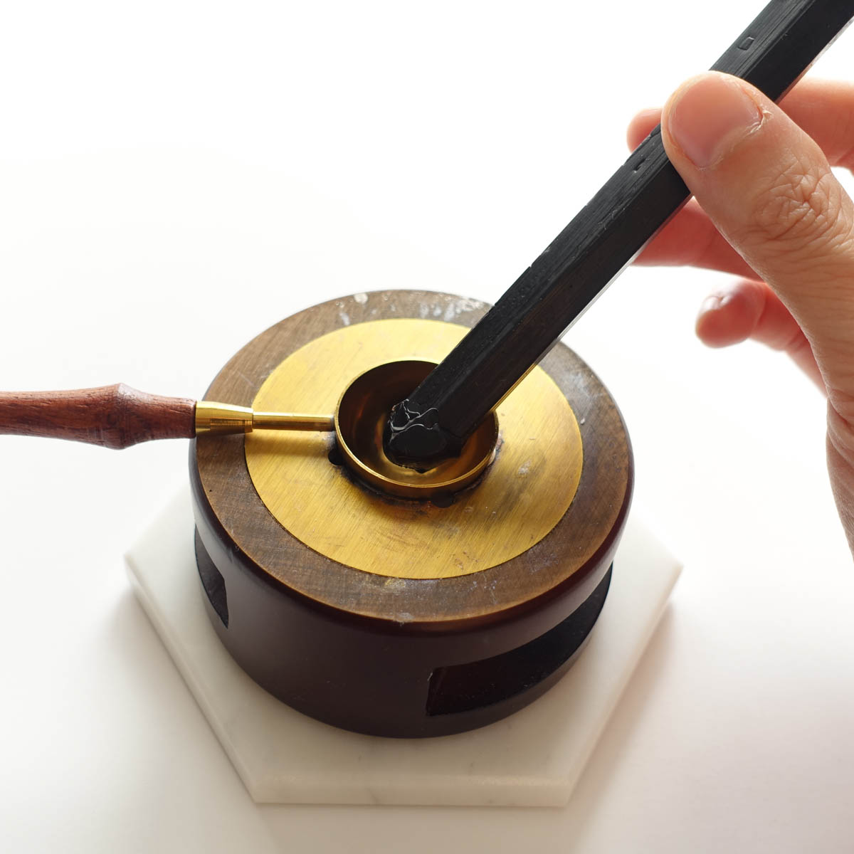 Biodegradable vegan sealing wax black