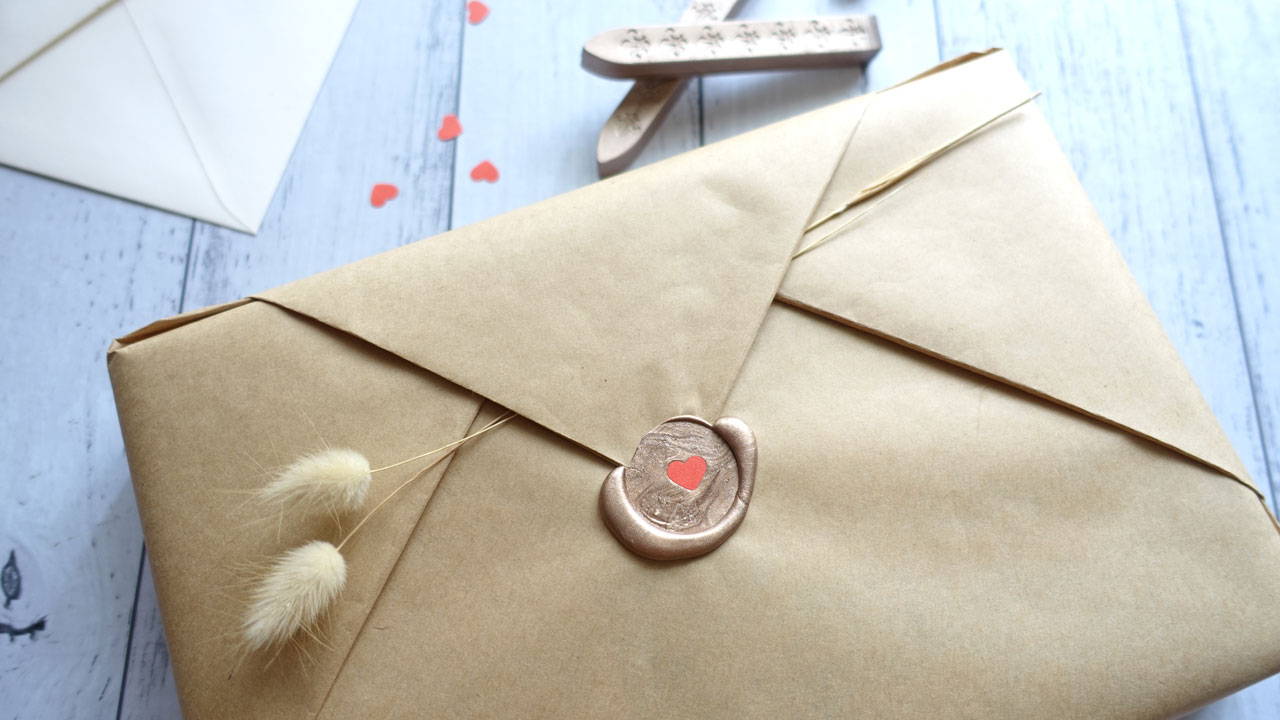 How to gift wrap in an envelope style